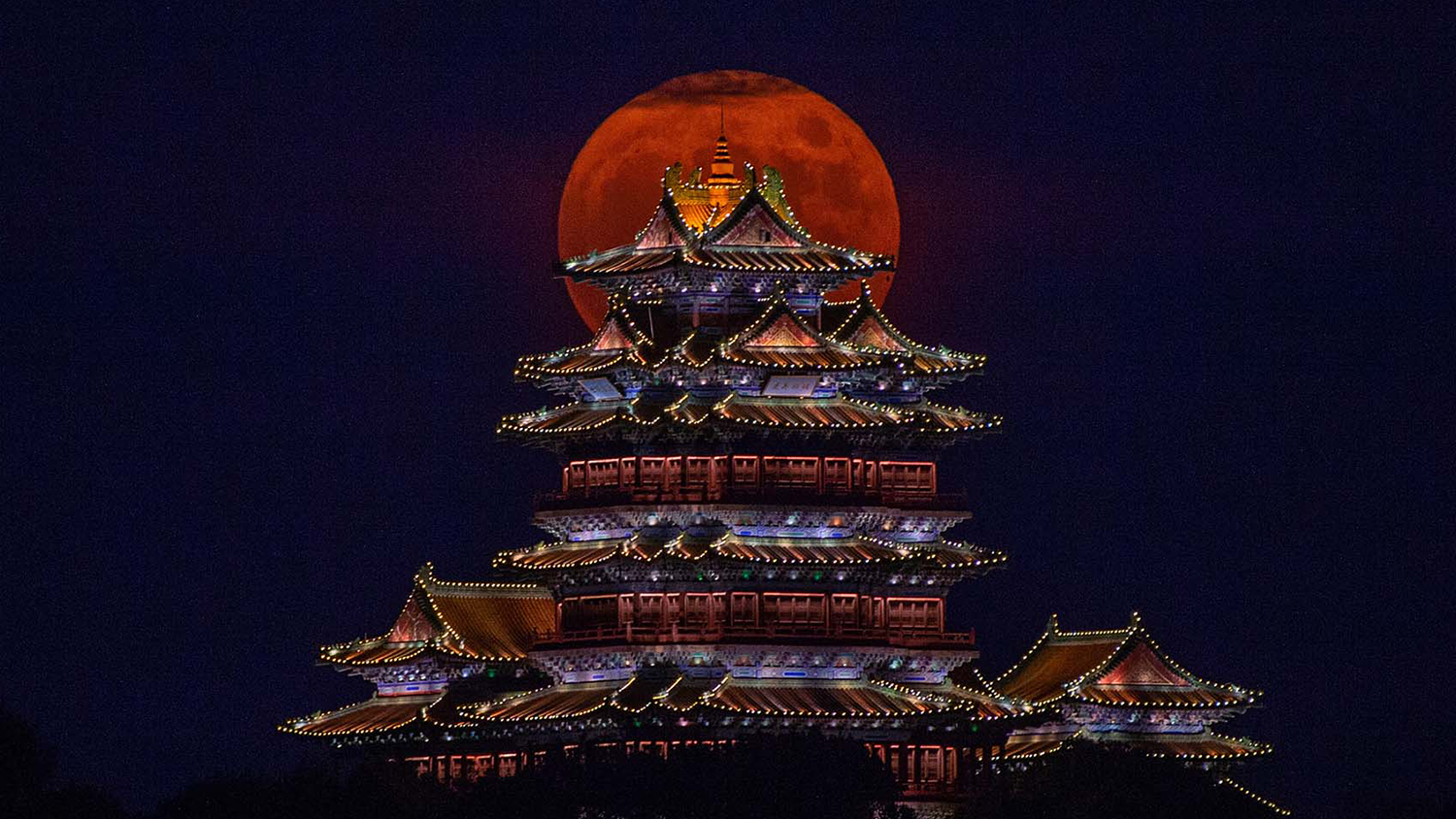 Full moon over Yuejiang Tower on the day of Mid-Autumn Festival, in Nanjing, Jiangsu province. (Photo: VCG)