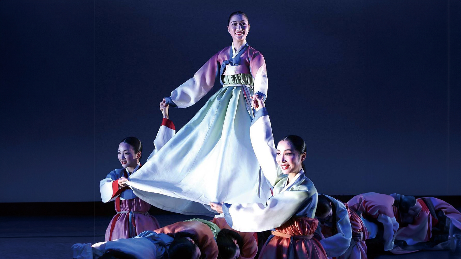 Ganggangsullae Circle Dance. (Photo: Korean Cultural Center Los Angeles)