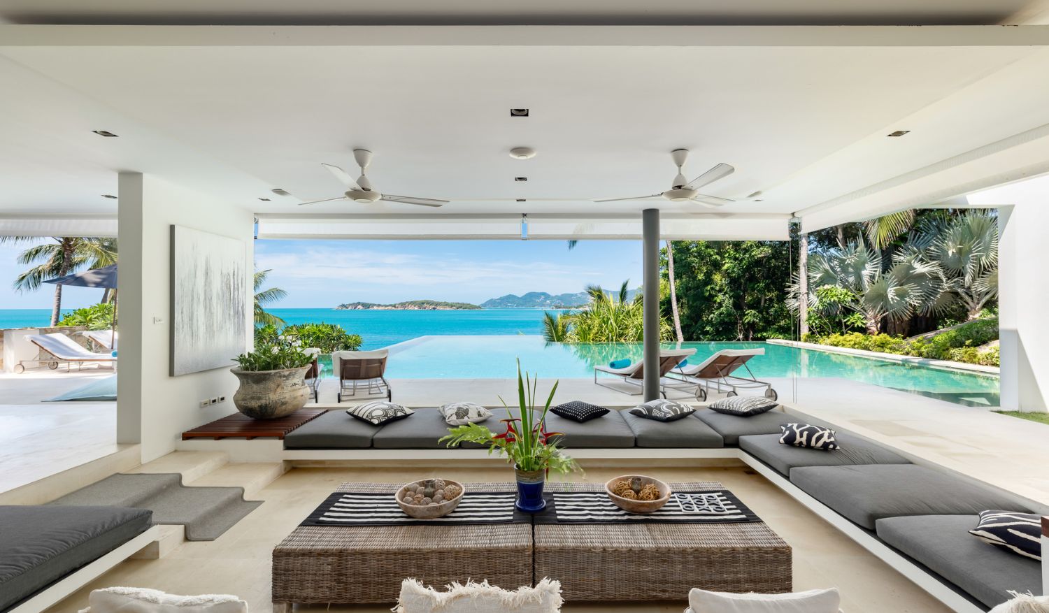 Guests of Samujana, Koh Samui can easily access Padel Samui just five minutes away.