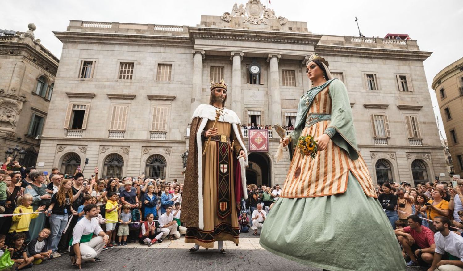 A procession depicting a Catalan king praying to the Virgin of Grace.